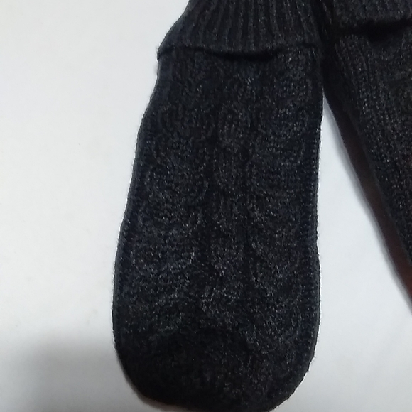 Black pair of gloves - Picture 2 of 3